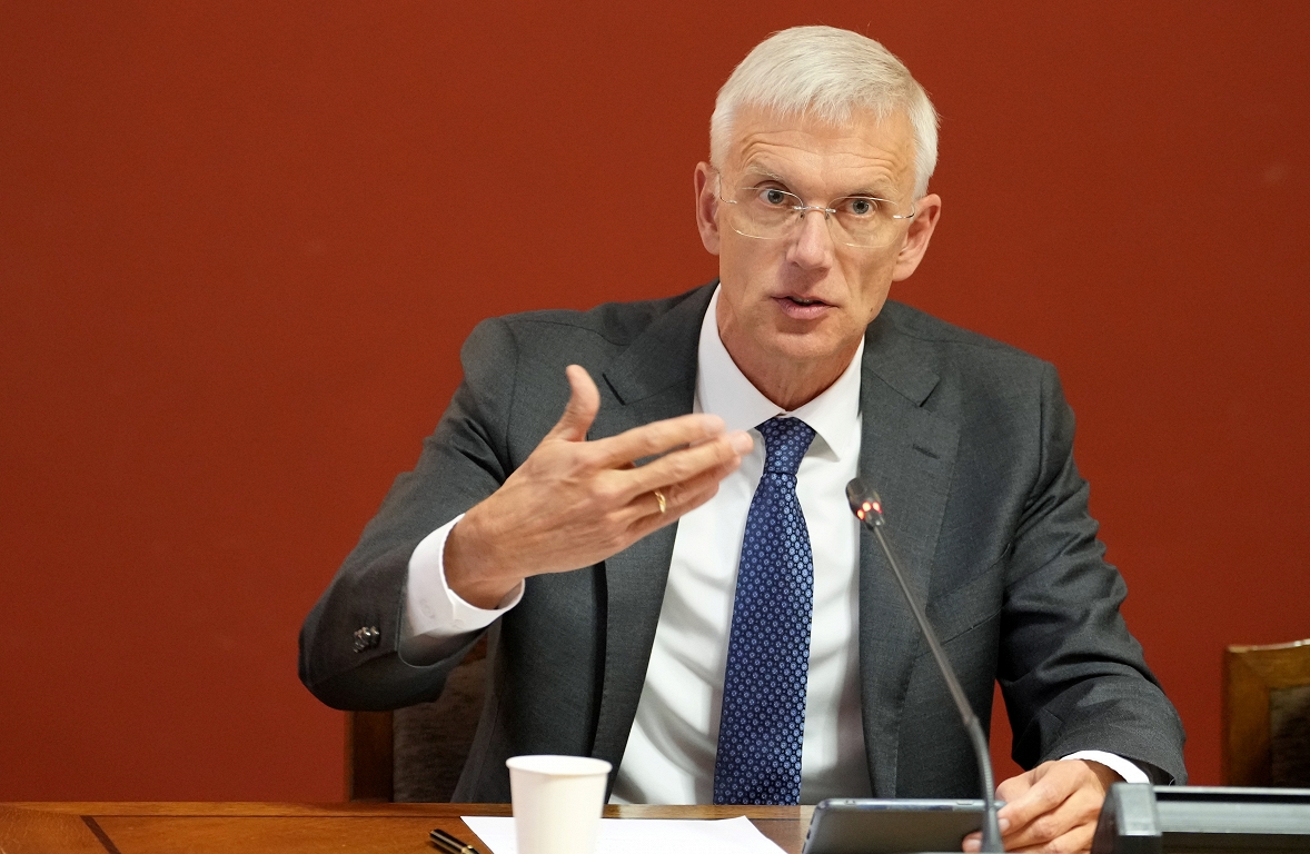 Kariņa meitas VIP zonu izdevumi: Valsts kanceleja atgūst 647 eiro no bijušā premjera un biroja algām