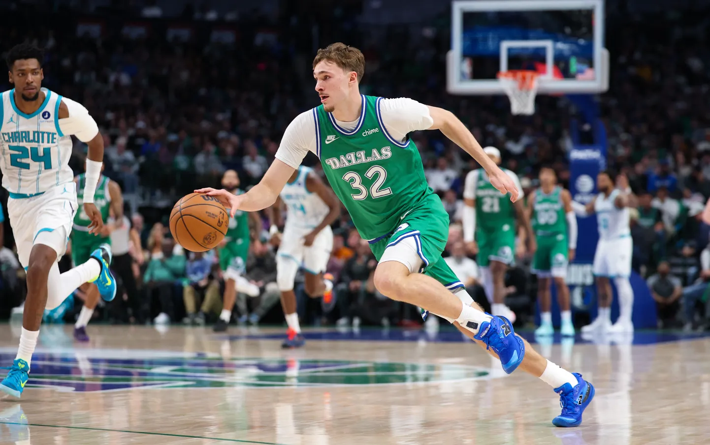 Kūpers Flegs triumfē: “Mavericks” zvaigzne atzīta par NBA sezonas labāko debitantu ar vēsturiskiem rādītājiem