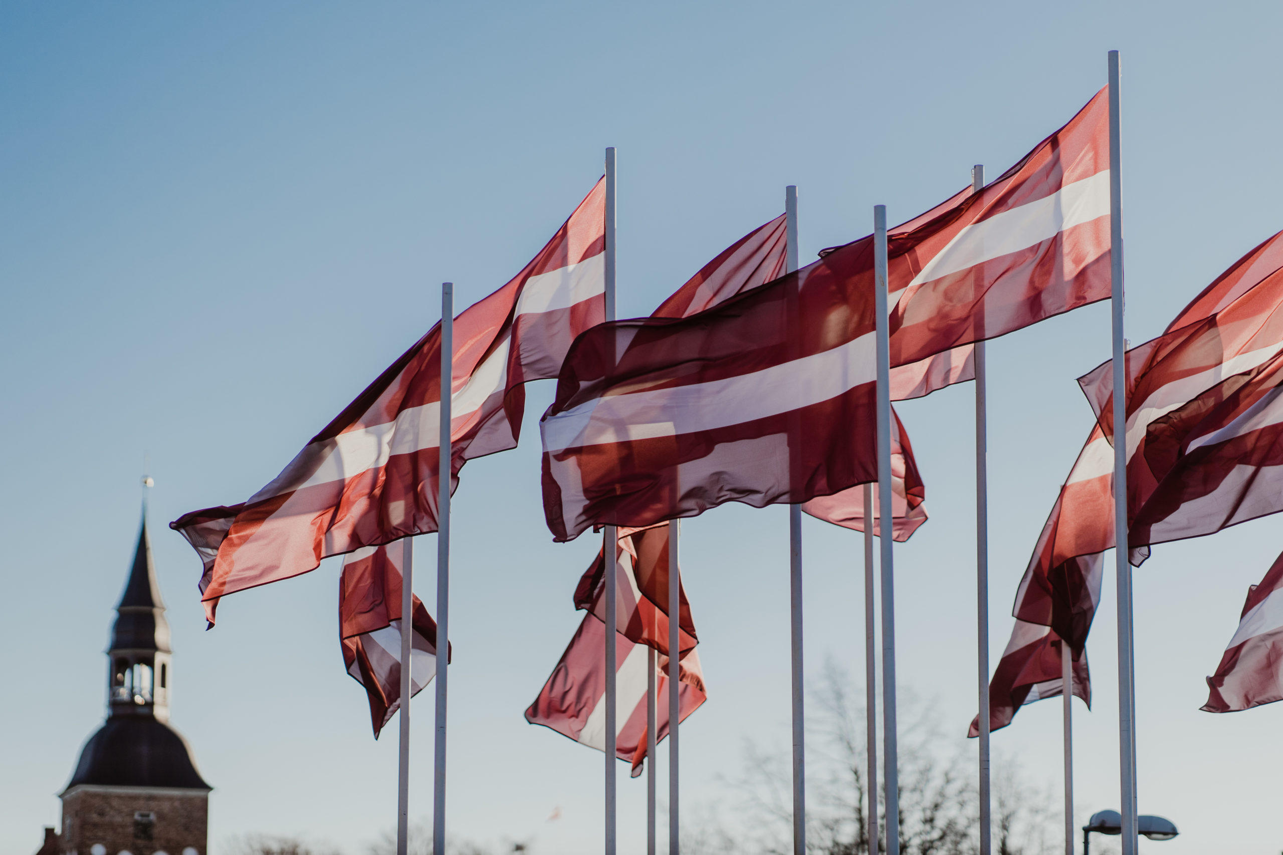 Latvijas Dienas Aktualitātes: No Spiegošanas Aizdomām līdz Jauniem Vilcienu Vārdiem