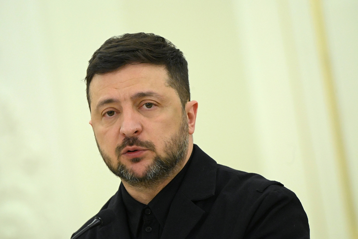Zelenskis aicina mobilizācijas vecuma vīriešus atgriezties Ukrainā: Svarīgs aicinājums kara laikā