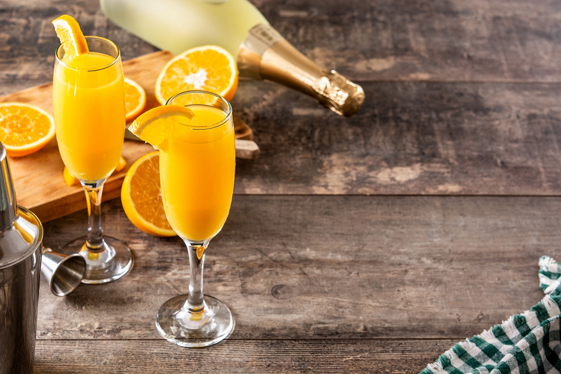 Atsvaidzinoši brīži: Mimosa un Zemeņu Spritz – ideāli kokteiļi ģimenes svētkiem un vēlajām brokastīm