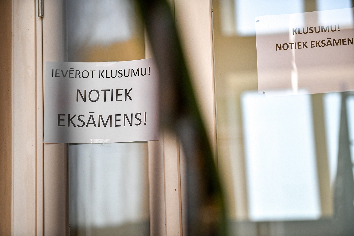 Gaisa telpas apdraudējums liek 1350 skolēniem atkārtoti kārtot latviešu valodas eksāmenu