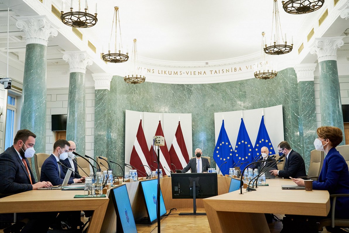 Krievijas Tirgus Paradokss: Rietumu Zīmoli, Paralēlais Imports un Sankciju Izaicinājumi