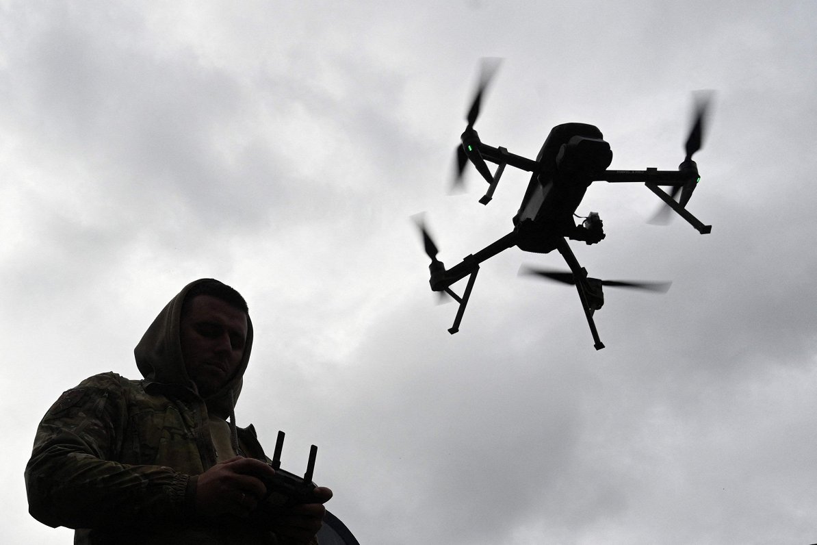 Dronu trieciens Sanktpēterburgā: naftas terminālis liesmās pēc Ukrainas uzbrukuma