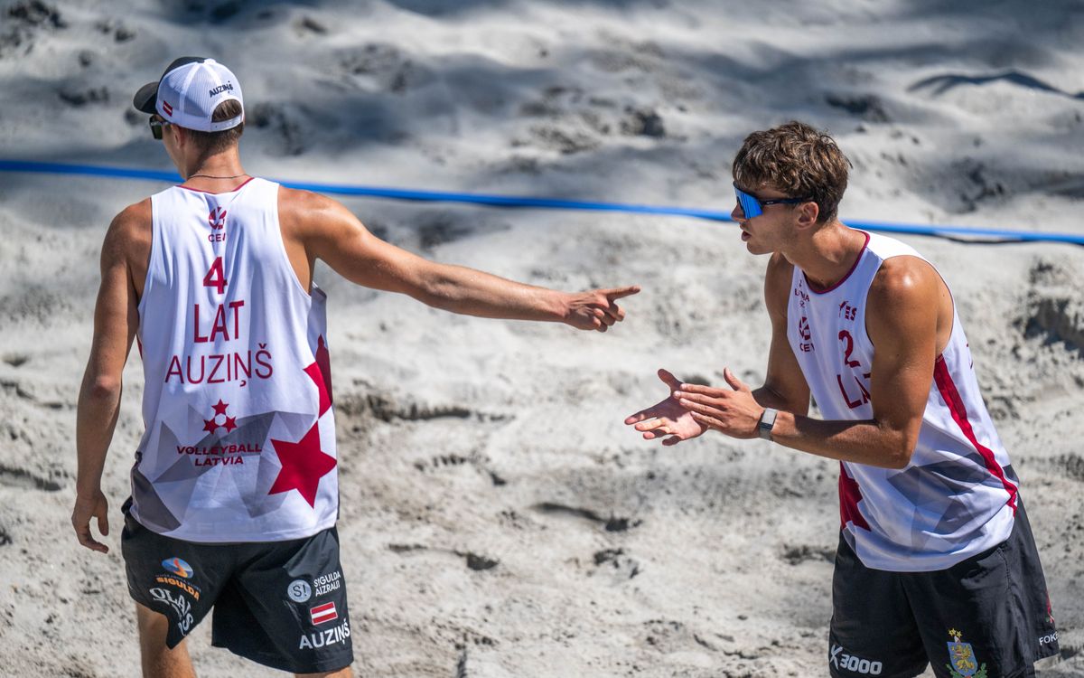 Auziņš un Fokerots izcīna zeltu Eiropas U-22 čempionātā pludmales volejbolā