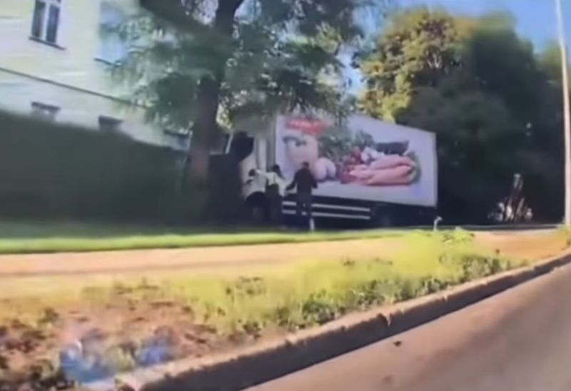 Kravas auto vadītājs bez tiesībām Rīgā iebrauc žogā