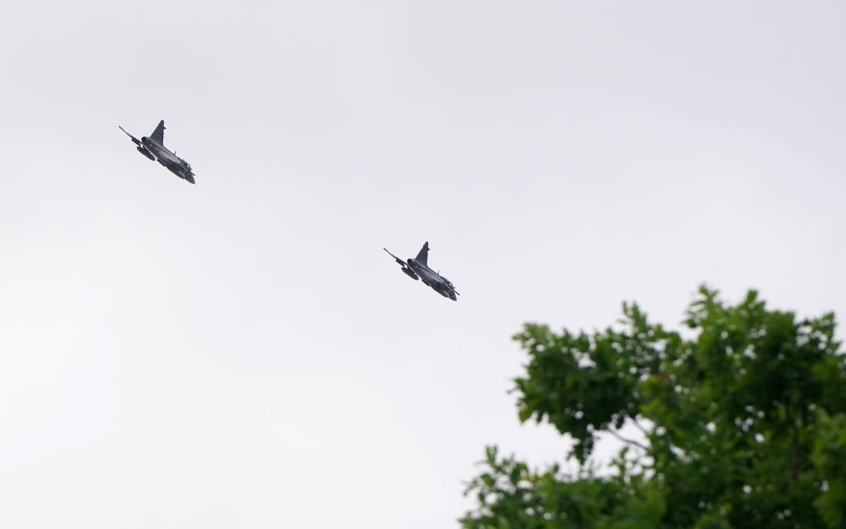 Latvijā aktivizēti NATO iznīcinātāji gaisa telpas apdraudējuma dēļ