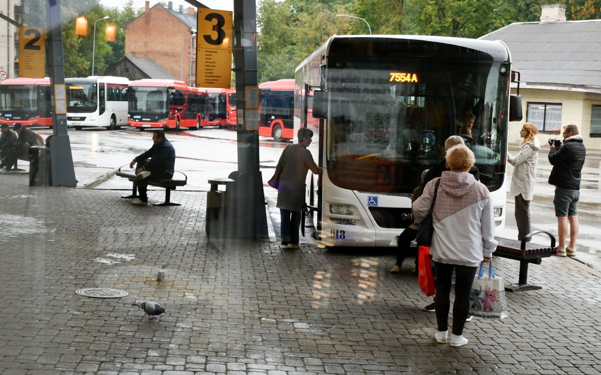 Pasažieru pārvadātāji Latvijā līdz trešdienai atcēluši vairāk nekā 2500 reisu