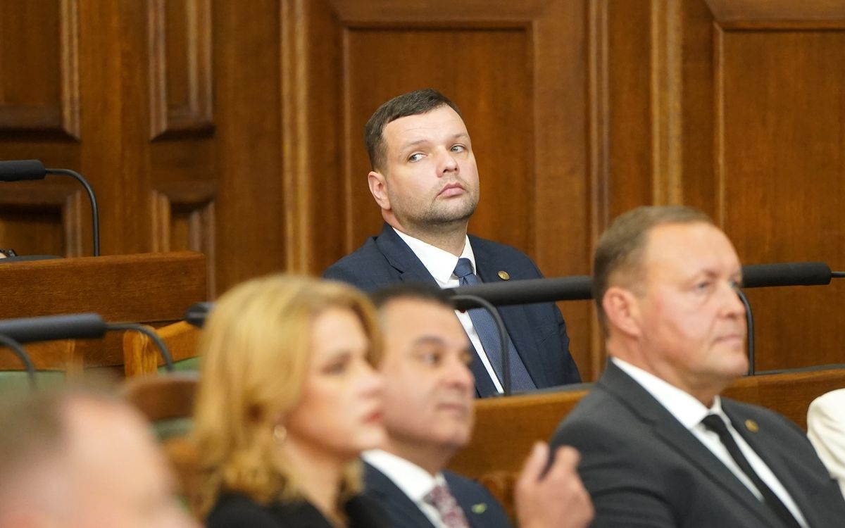 Premjers Kulbergs atbrīvo Uzulnieku no labklājības ministra amata