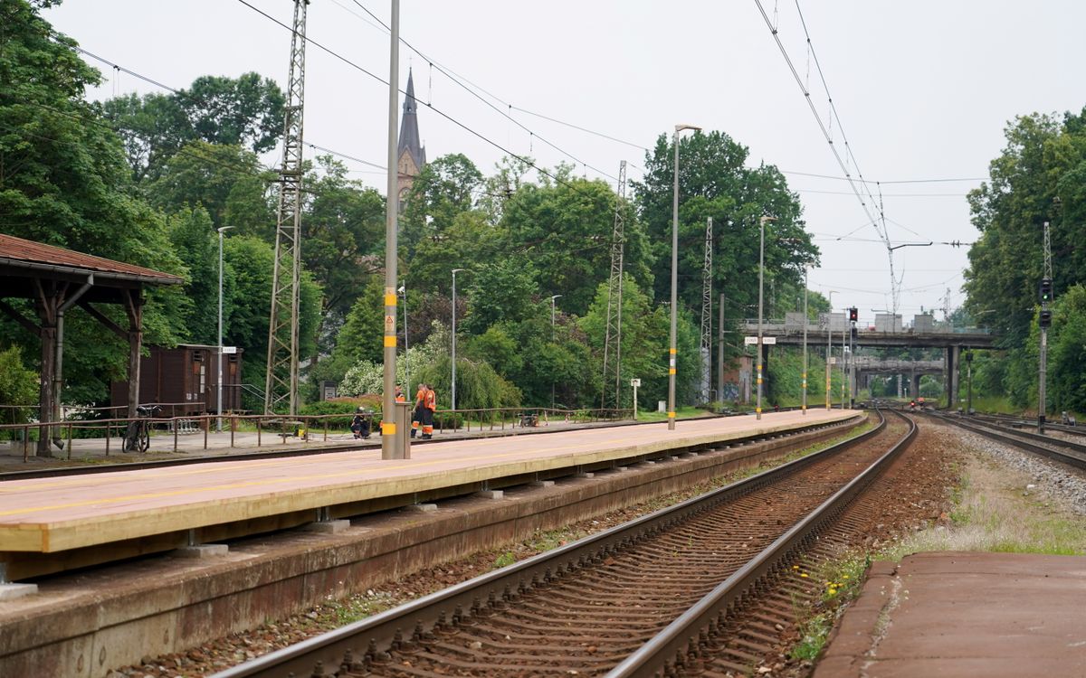 Rīgā vilciens sabraucis vīrieti