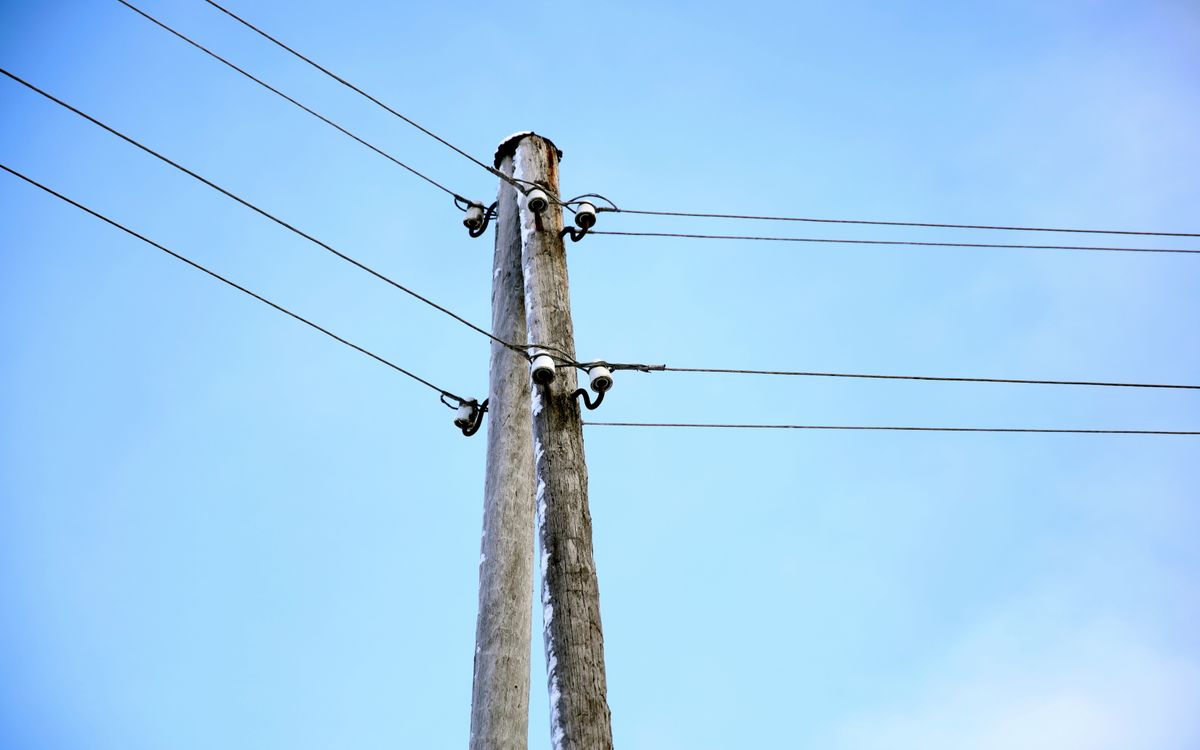 Saeima steidzami virza likumprojektu par aizsargjoslu paplašināšanu ap 110 kV elektrolīnijām pēc vētras