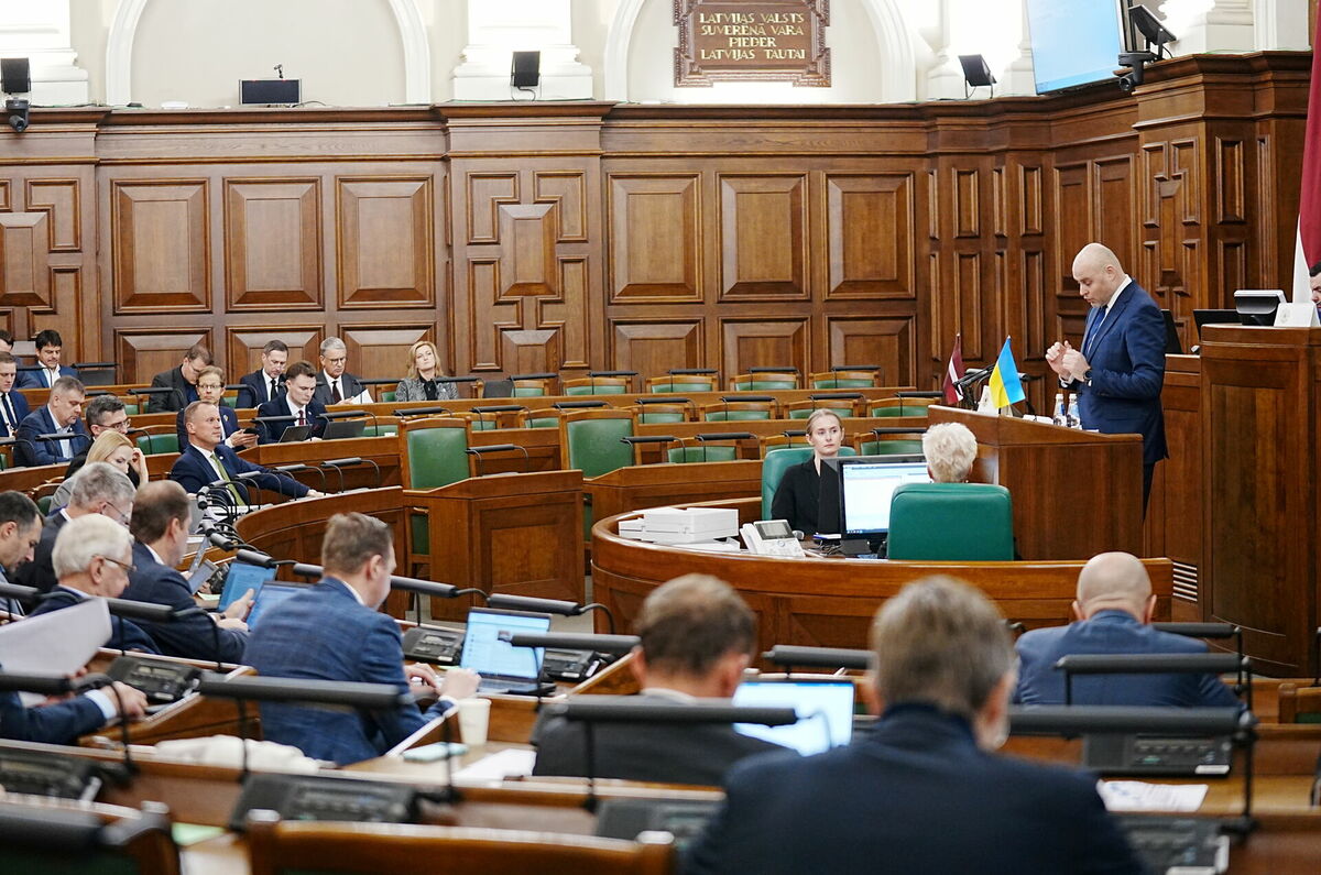 Vāc parakstus par ministru atlaišanas pabalstu atlikšanu kriminālprocesa laikā