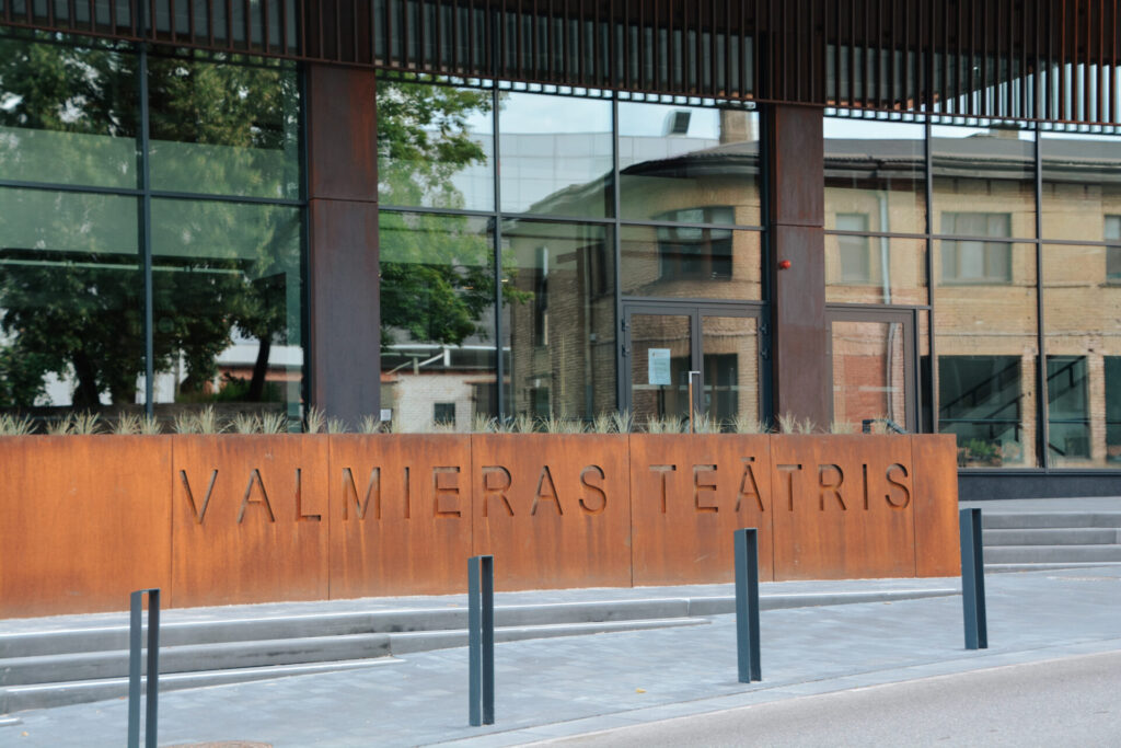 Valmieras teātrī pirmizrāde Brehta lugai “Trešās impērijas bailes un posts”