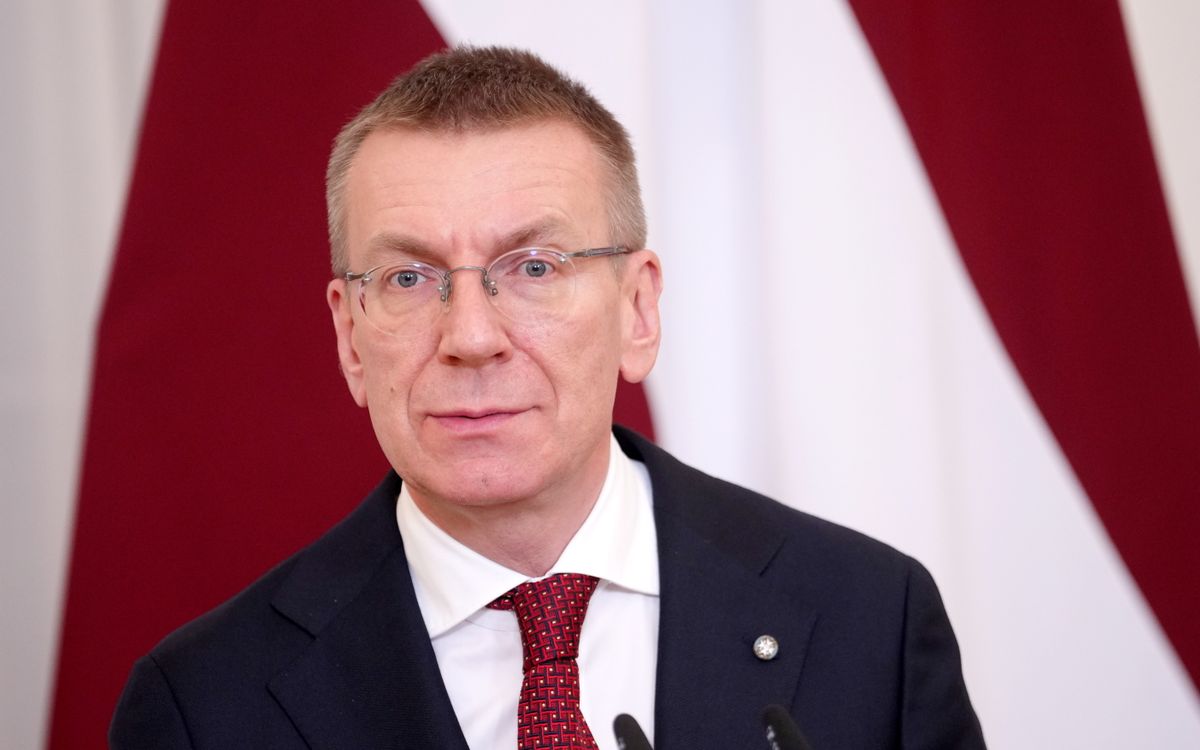 Valsts prezidents Edgars Rinkēvičs apžēlo izgudrotāju Raimondu Skurulu