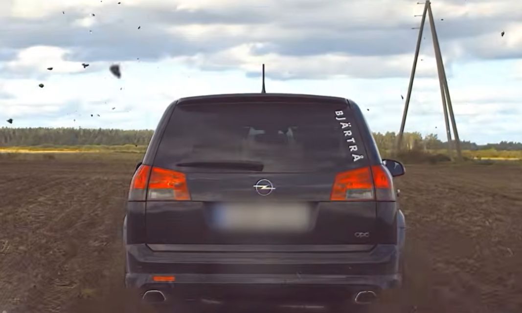 Ventspils pusē autovadītājs bēg no policijas pa labības laukiem