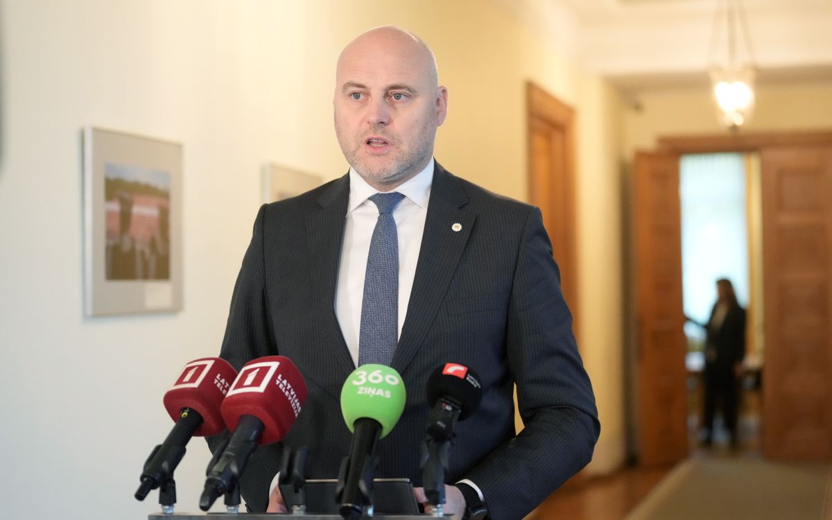 Valdība rosina LMT un Tet izpirkt daļas no Telia